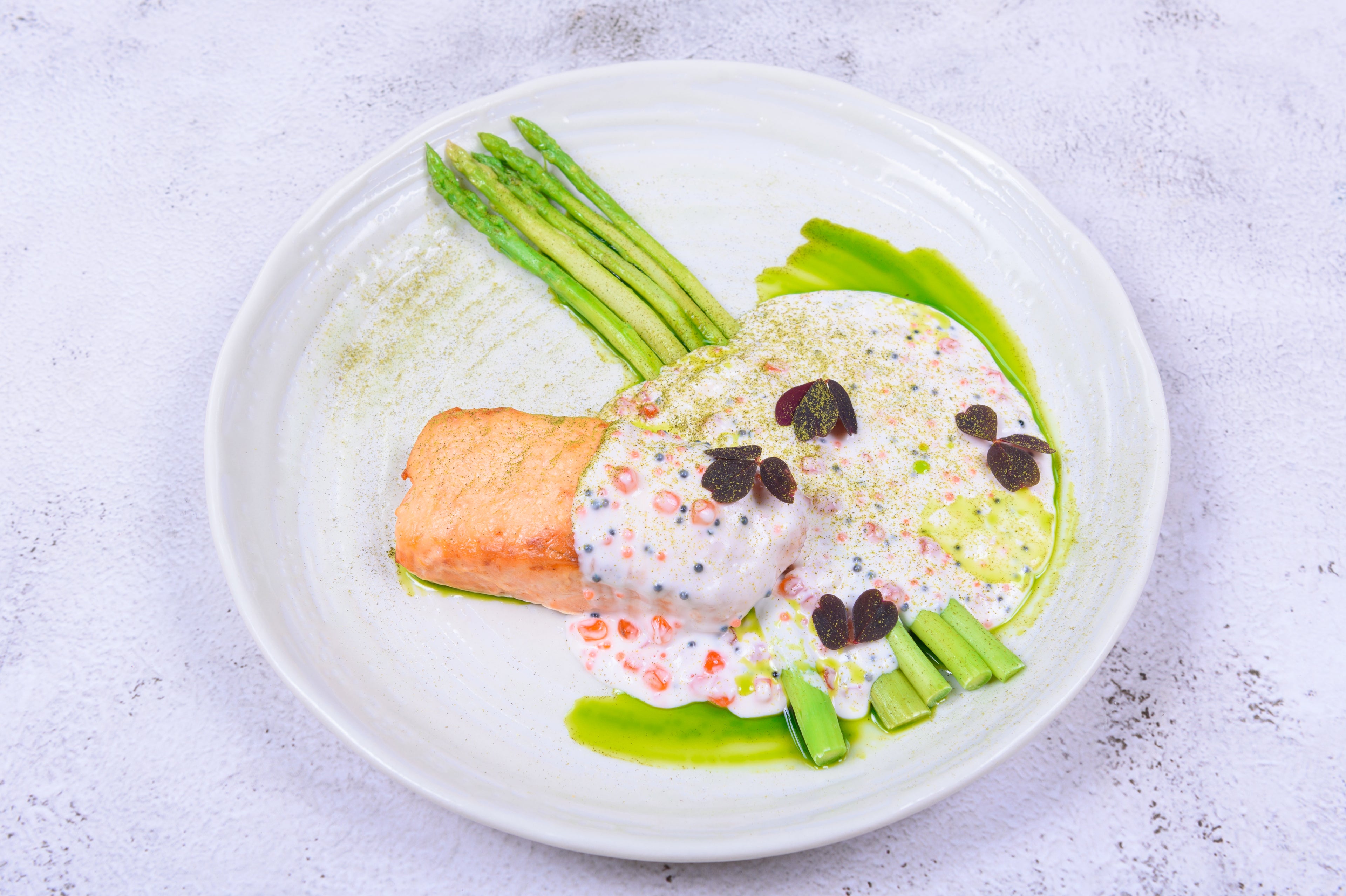 Salmon with asparagus and red caviar