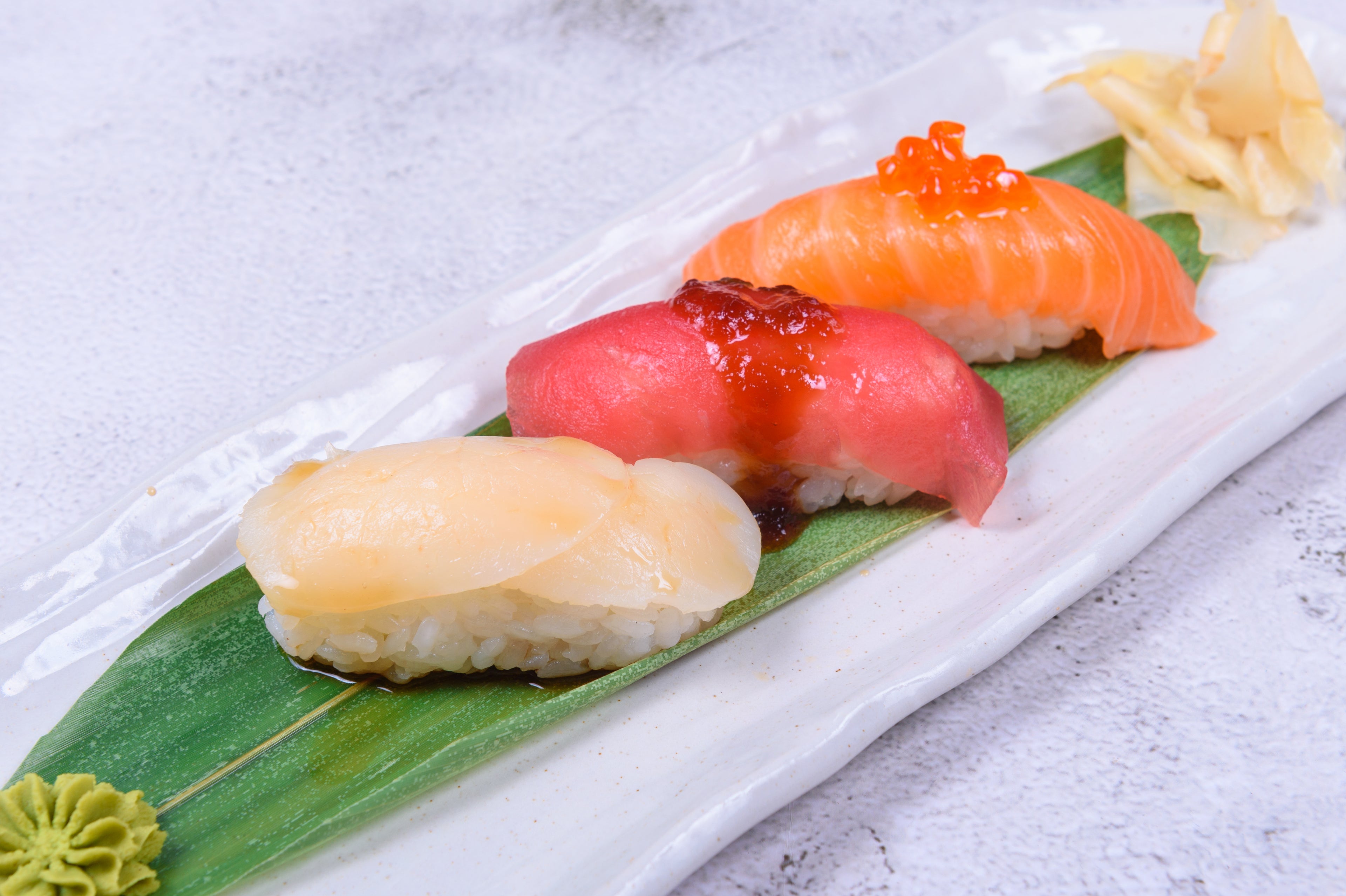 Chefs set (salmon sushi, Tuna sushi, Scallop sushi)